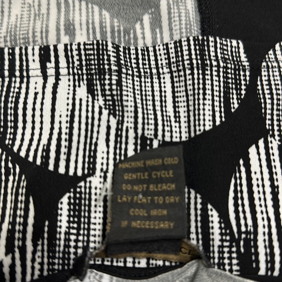 Susan Lawrence XL Sleeveless Ruffle V-Neck Black and White Static Circles Print - Picture 11 of 11